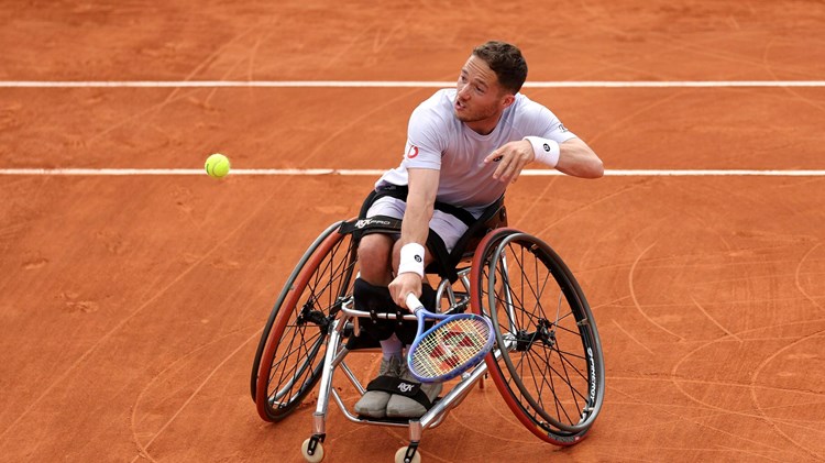 Alfie Hewett hits a backhand in the semi-finals at Roland Garros 2025