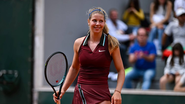 Hannah Klugman smiles during the semi-final of the girls' singles at Roland Garros
